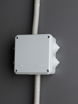 Коробка КМ41234 распаячная для о/п 100х100х50мм IP55 (RAL7035, 6 гермовводов)